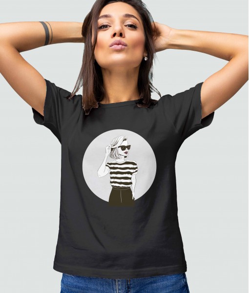 Дамска тениска с щампа Арт Model in striped tshirt
